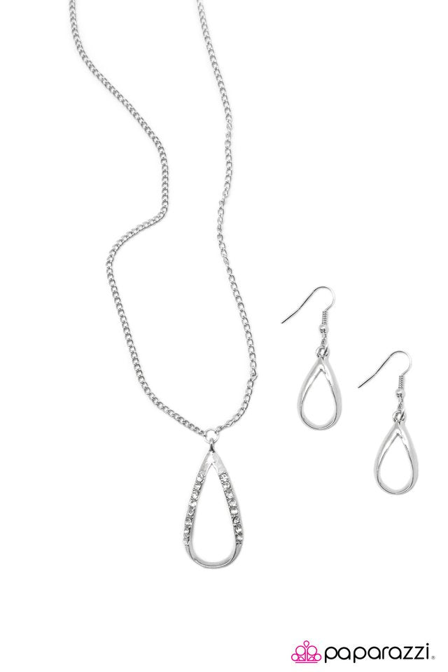 Paparazzi ♥ Dont Rain On My Parade - White ♥ Necklace