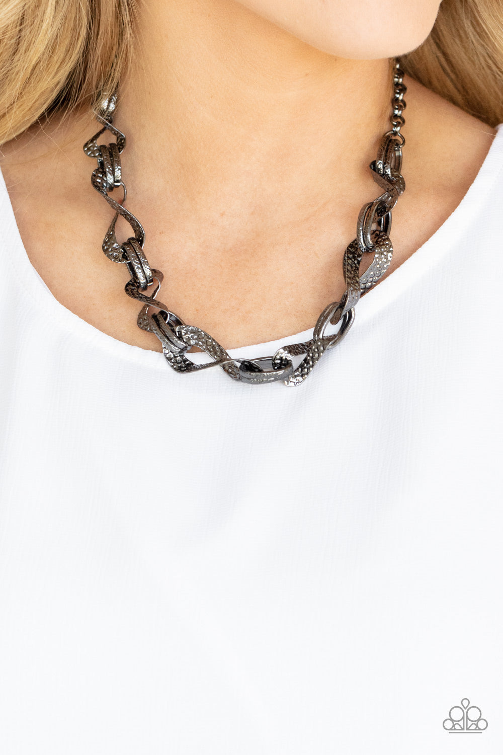 Paparazzi ♥ METAL of Honor - Black ♥  Necklace