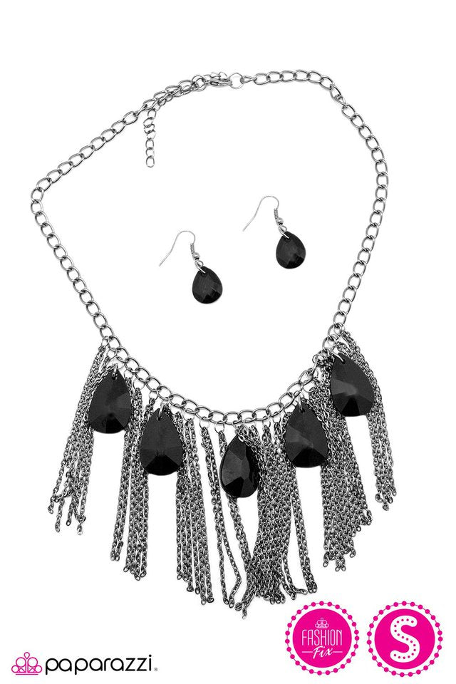 Paparazzi ♥ Royal Arrival - Black ♥ Necklace