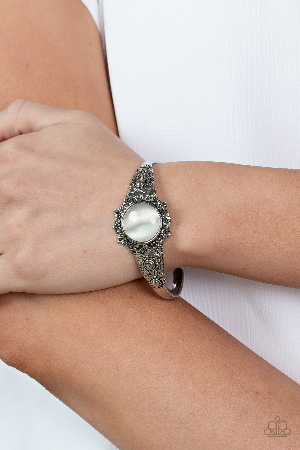 Paparazzi ♥ Extravagantly Enchanting - White ♥  Bracelet