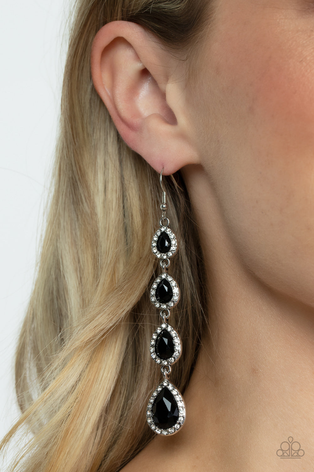 Paparazzi ♥ Confidently Classy - Black ♥  Earrings