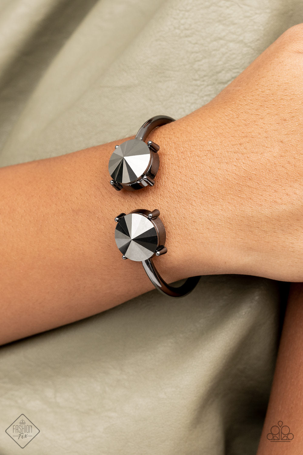 Paparazzi ♥ Spark and Sizzle - Black ♥  Bracelet