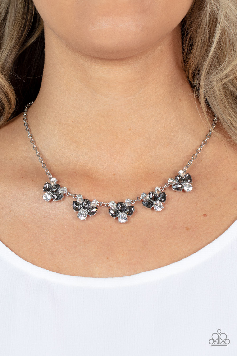 Paparazzi ♥ Envious Elegance - Silver ♥  Necklace