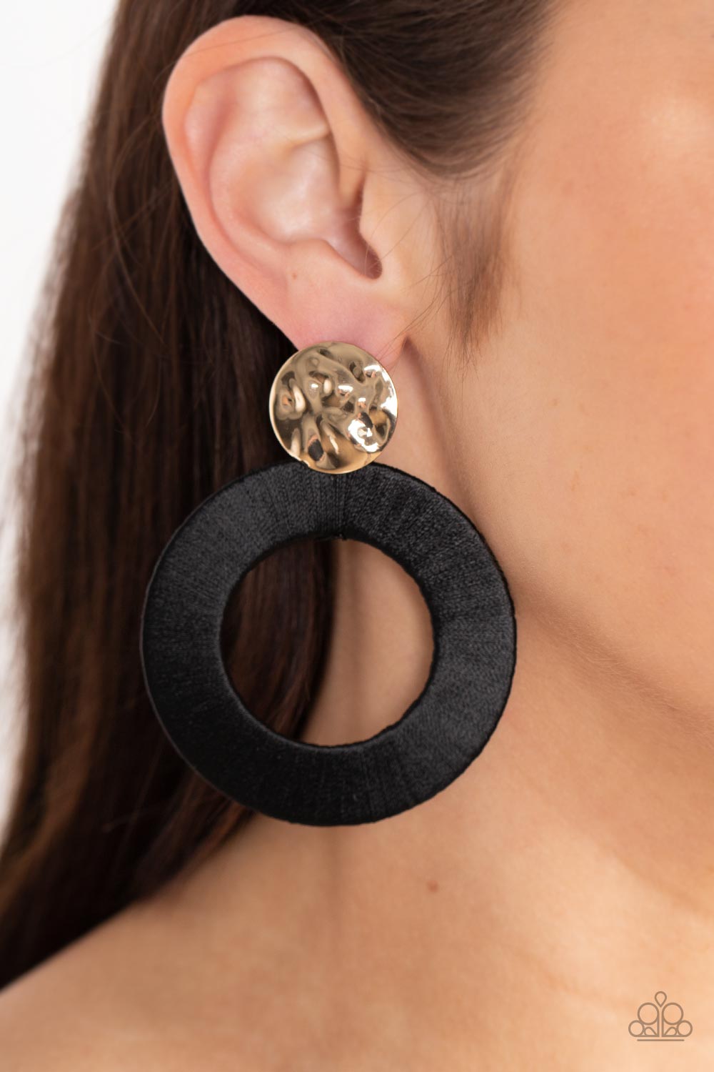 Paparazzi ♥ Strategically Sassy - Black ♥  Post Earrings
