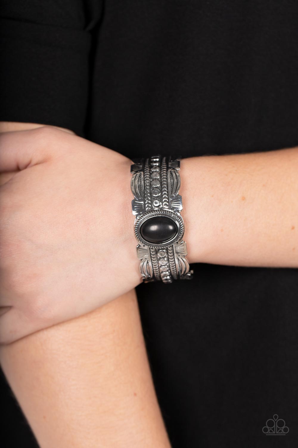 Paparazzi ♥ Desert Stroll - Black ♥  Bracelet