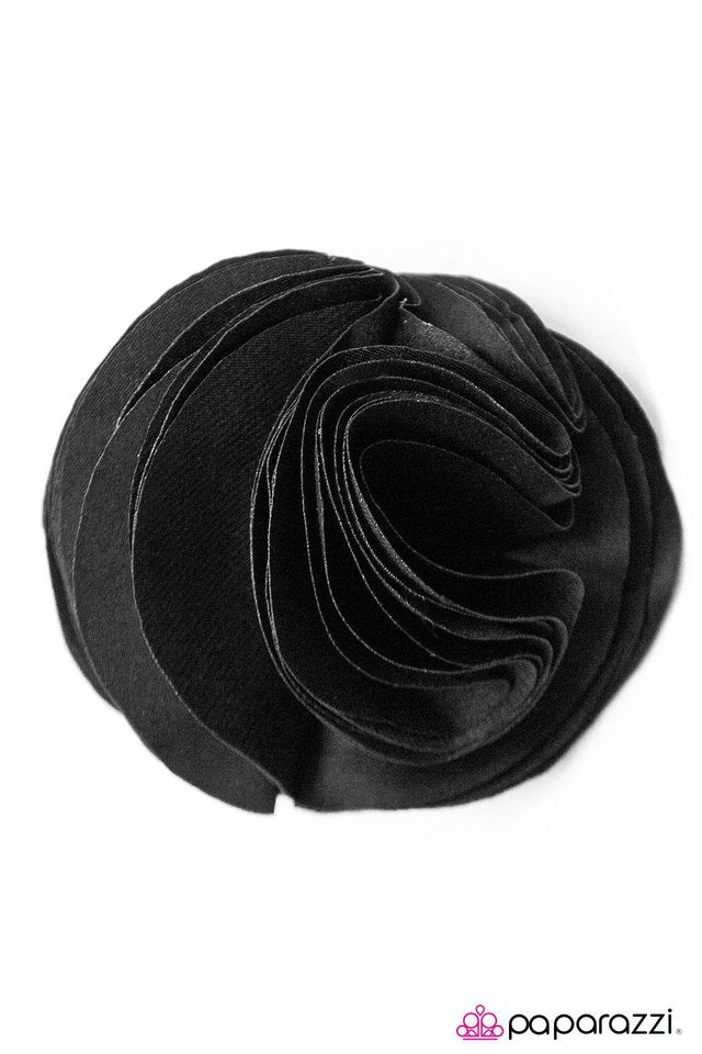 Paparazzi ♥ Part Of The Fold - Black ♥ Hair Clip