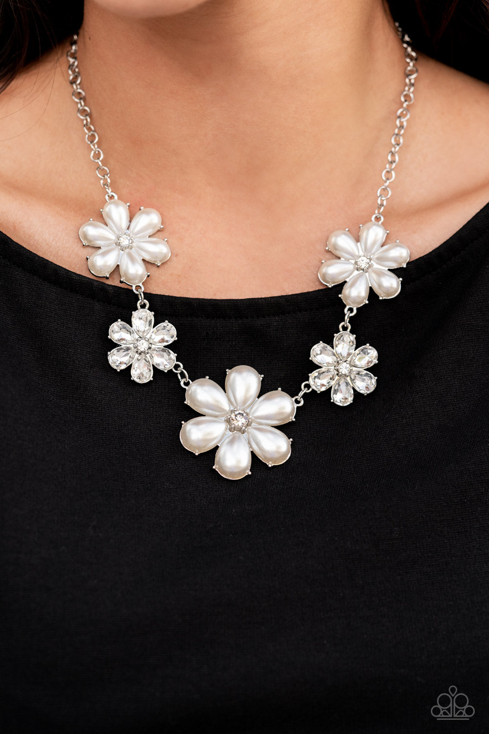 Paparazzi ♥ Fiercely Flowering - White ♥  Necklace