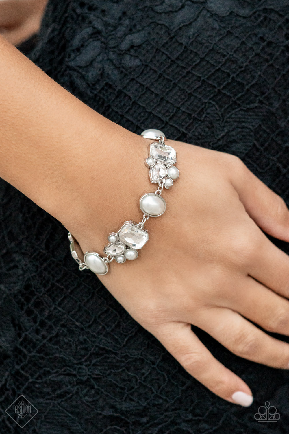 Paparazzi ♥ Best in SHOWSTOPPING - White ♥  Bracelet