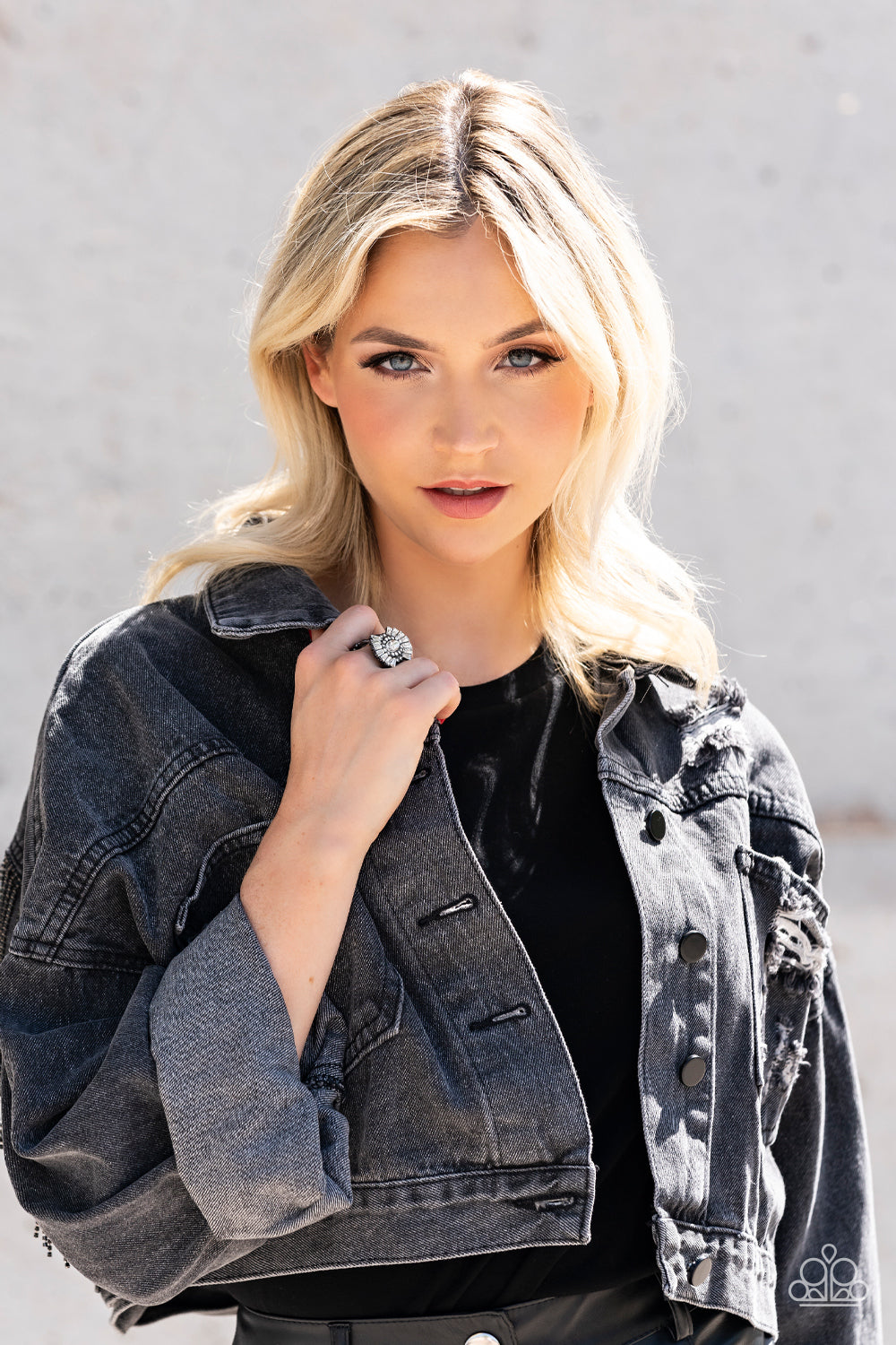 Paparazzi ♥ Daringly Deco - Black ♥  Ring