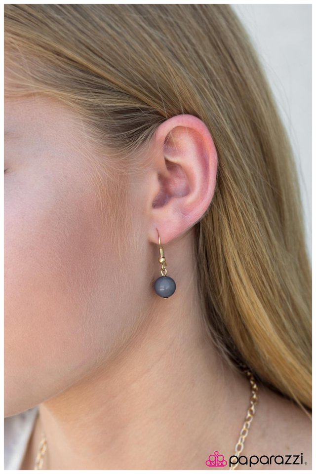 Paparazzi ♥ Outlier - Gold ♥ Necklace