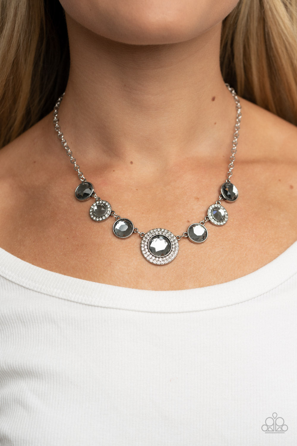 Paparazzi ♥ Extravagant Extravaganza - Silver ♥  Necklace
