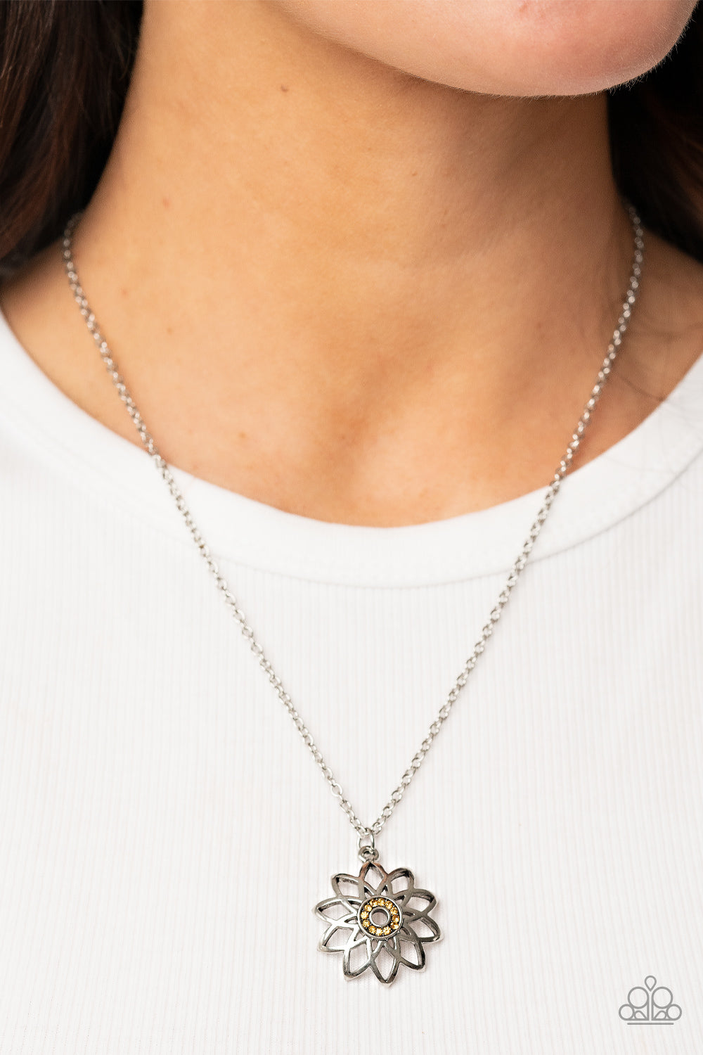 farmstead-fairytale-yellow-p2se-ywxx-213xx