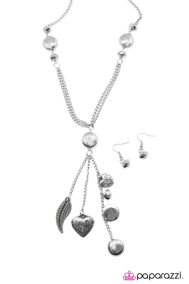 Paparazzi ♥ A Pinch of Pizzazz - Silver ♥ Necklace