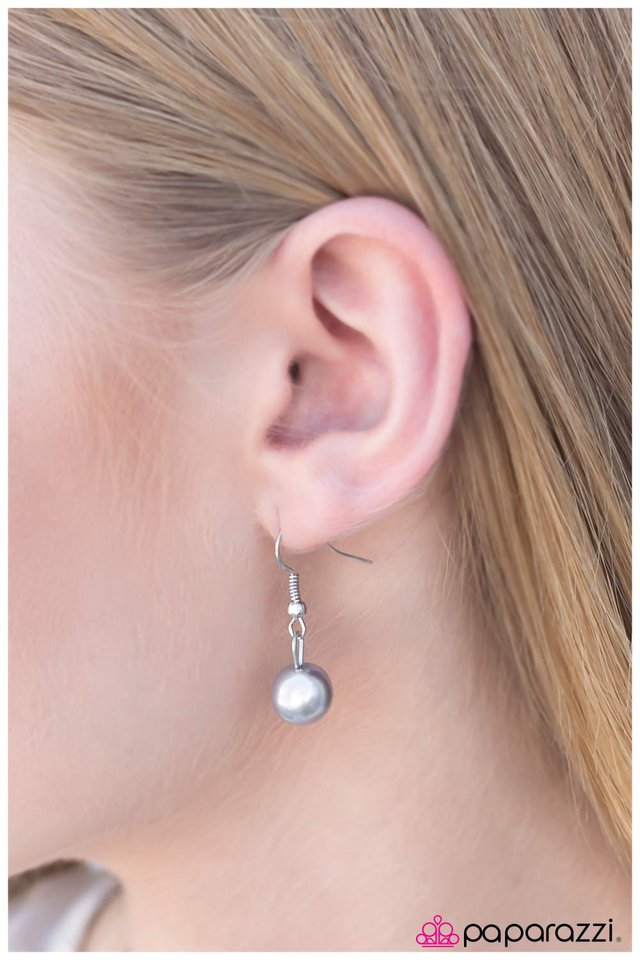 Paparazzi ♥ Go Down In History - Silver ♥ Necklace