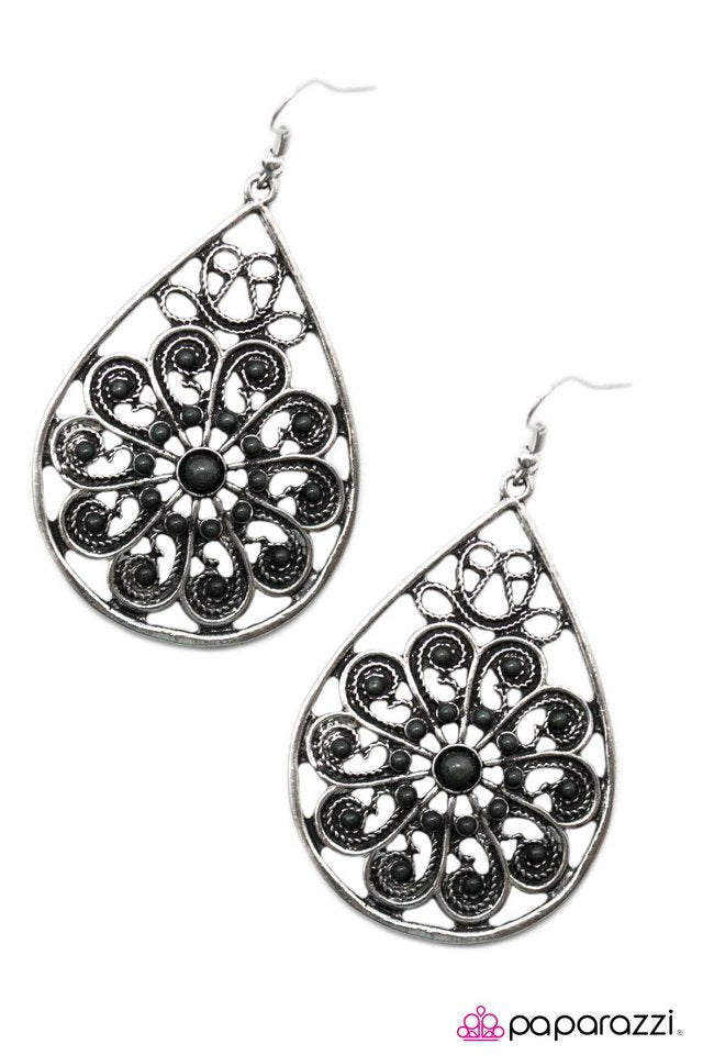 Paparazzi ♥ Twists and Turns - Silver ♥ Earrings