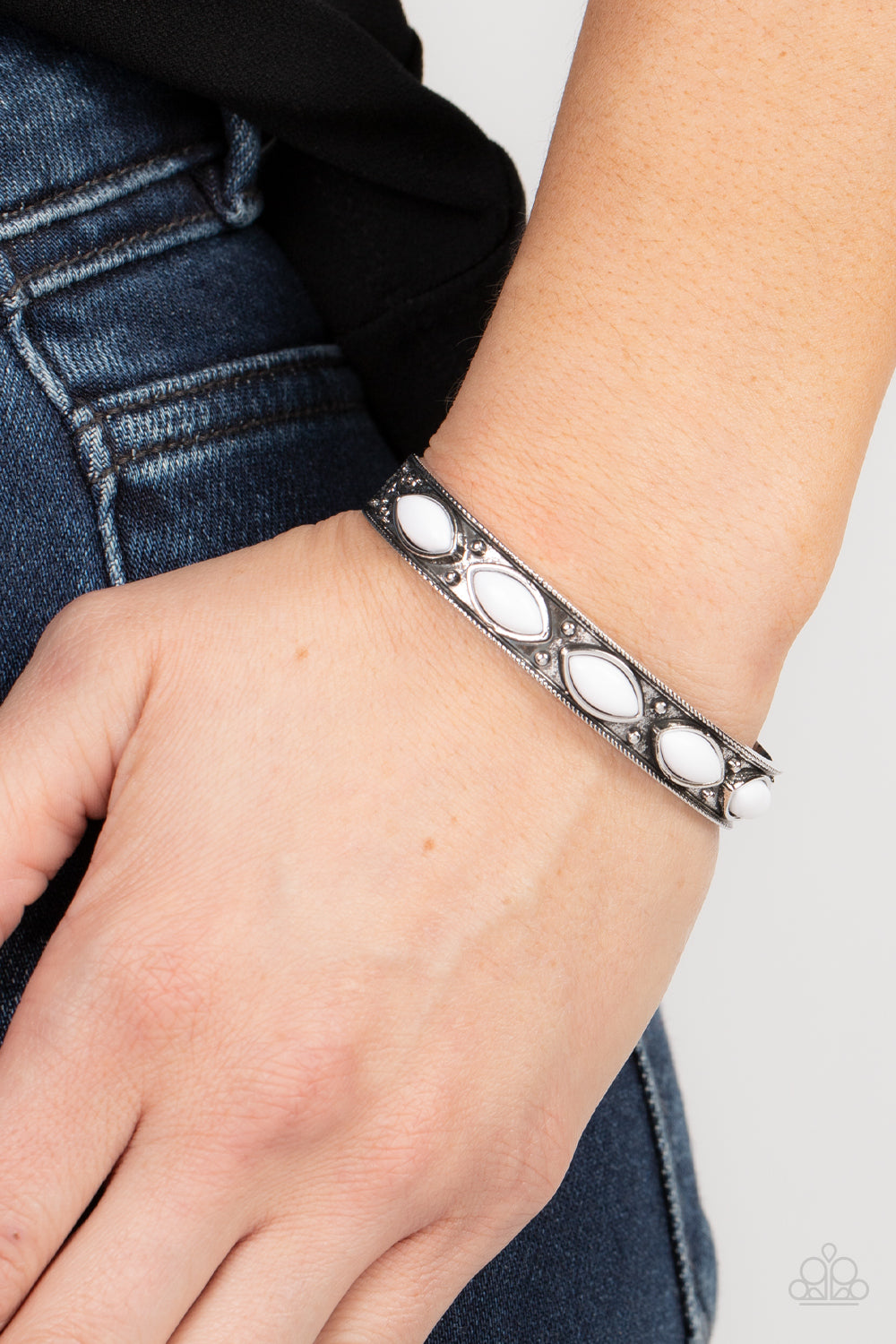 out-in-the-boonies-white-p9se-wtxx-239xx