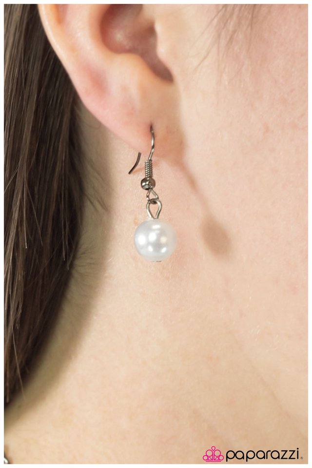 Paparazzi ♥ Keep The Mystery Alive - White ♥ Necklace