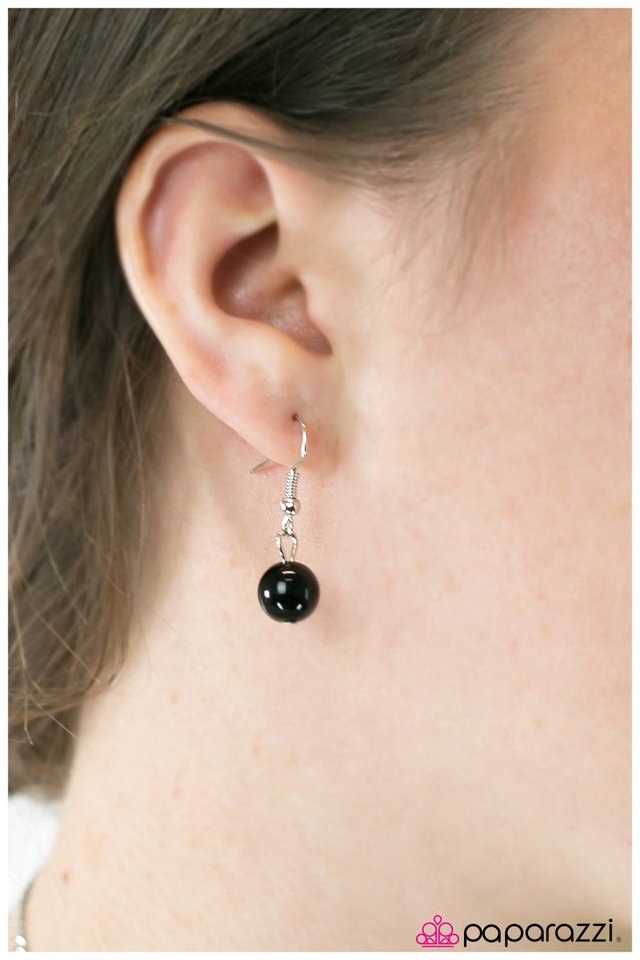 Paparazzi ♥ Taking Sides - Black ♥ Necklace