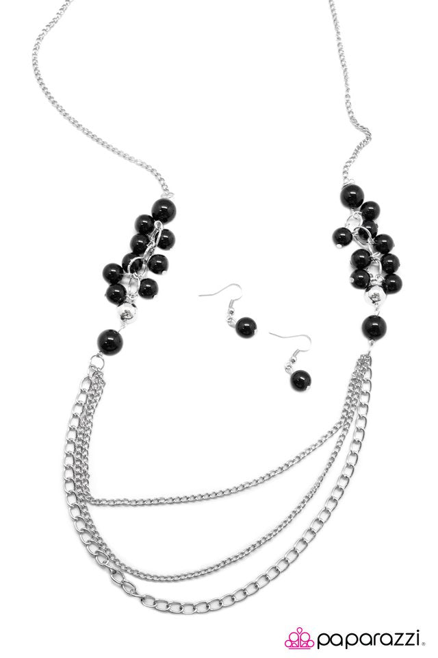 Paparazzi ♥ Taking Sides - Black ♥ Necklace