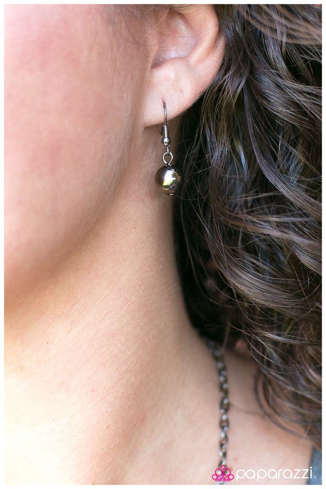 Paparazzi ♥ Daringly Debonair - Black ♥ Necklace