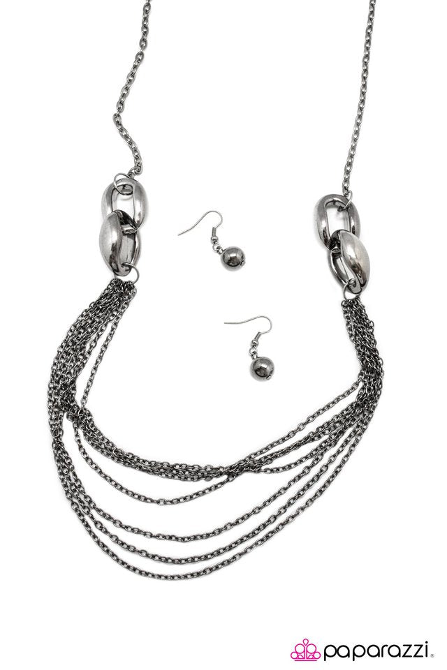 Paparazzi ♥ Daringly Debonair - Black ♥ Necklace