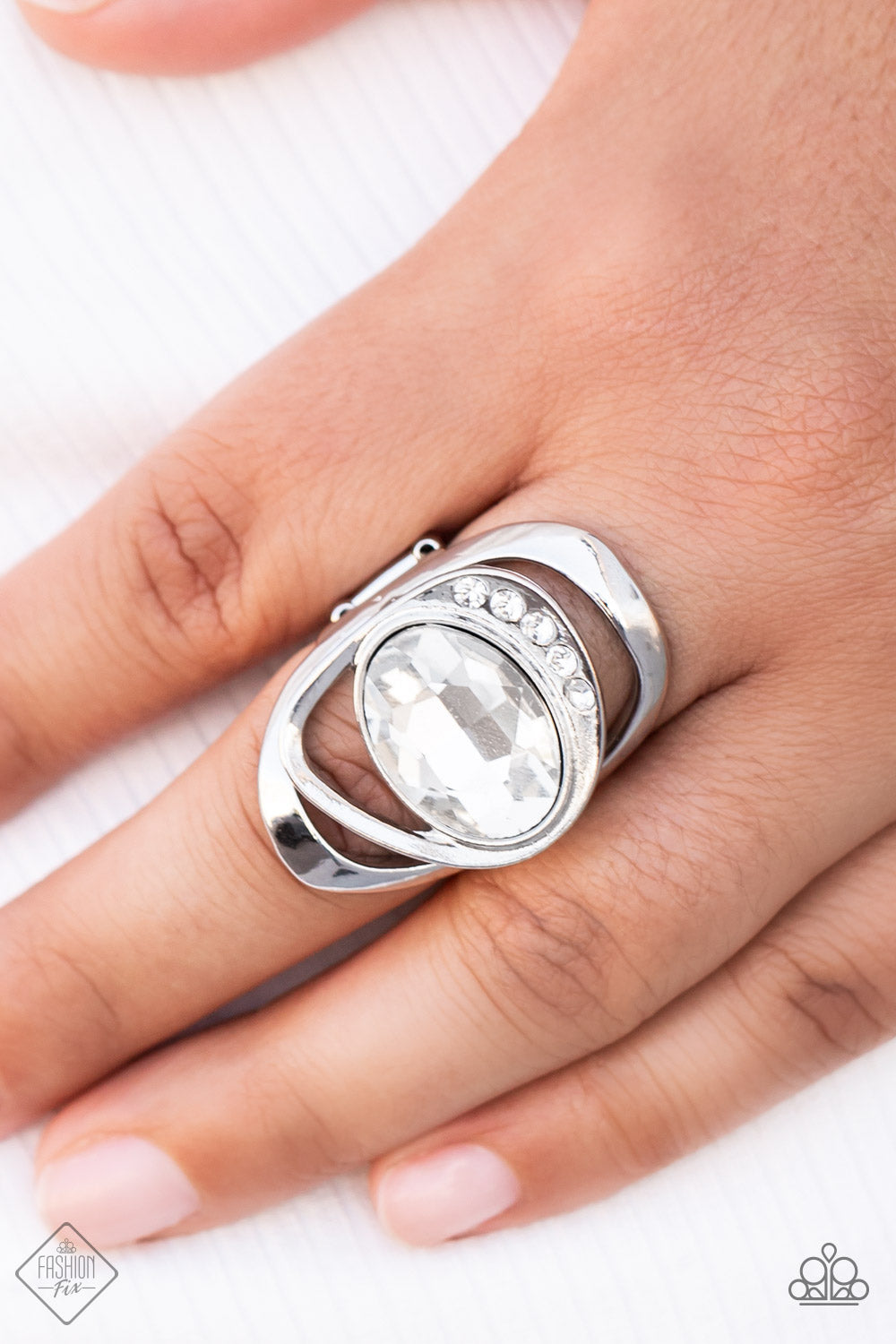 Paparazzi ♥ Mountain View Meadow - White ♥  Ring