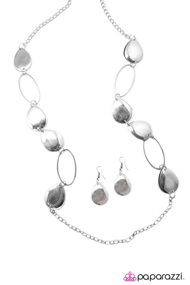 Paparazzi ♥ Luring Them In - Silver ♥ Necklace