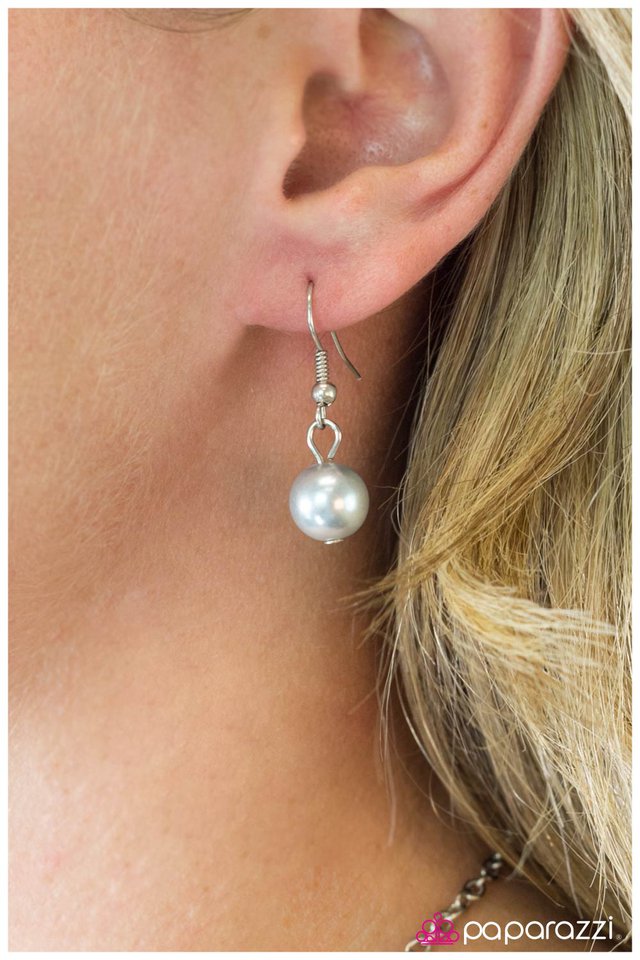 Paparazzi ♥ Life Could Be A Dream - Silver ♥ Necklace