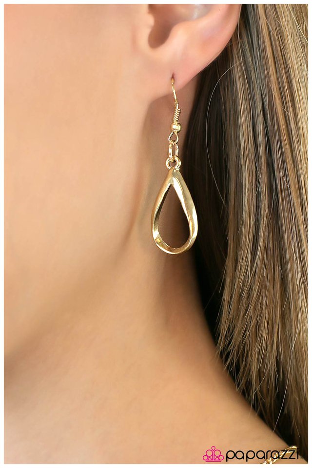 Paparazzi ♥ Dont Rain On My Parade - Gold ♥ Necklace