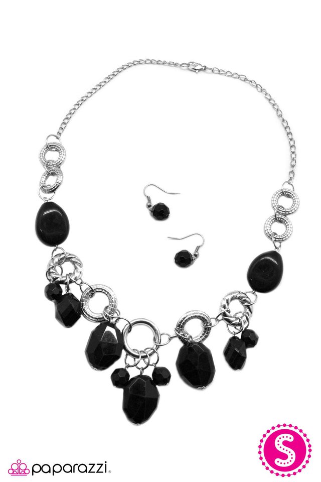 Paparazzi ♥ Blast From The Past - Black ♥ Necklace