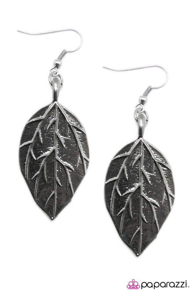 Paparazzi ♥ The Four Seasons - Black ♥ Earrings