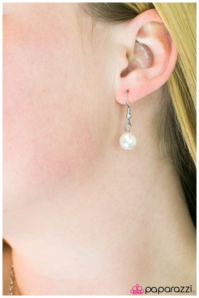 Paparazzi ♥ Sing Me A Song, Mr. Piano Man - White ♥ Necklace