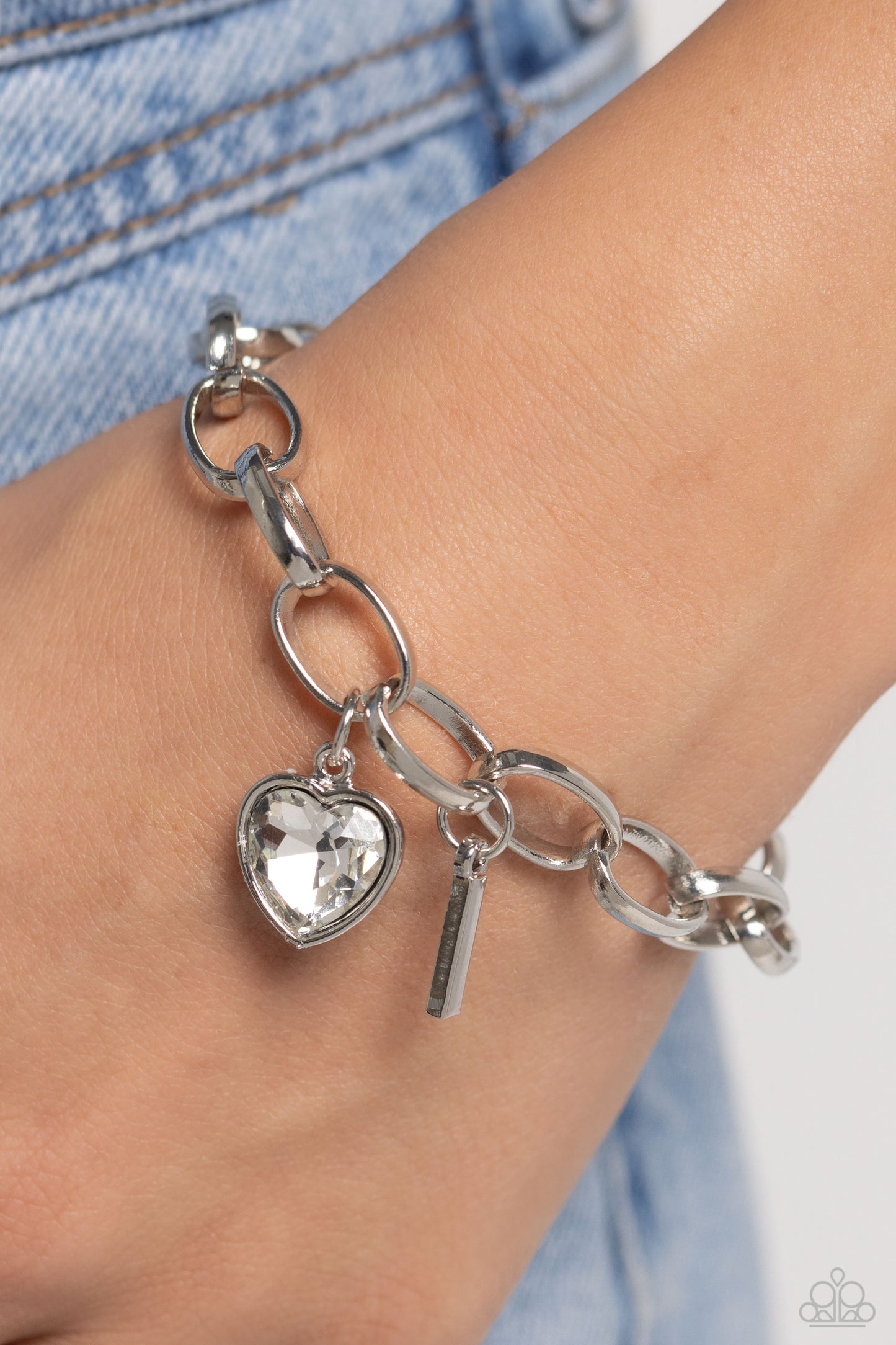 guess-now-its-initial-white-i-p9ba-wtxx-043xx