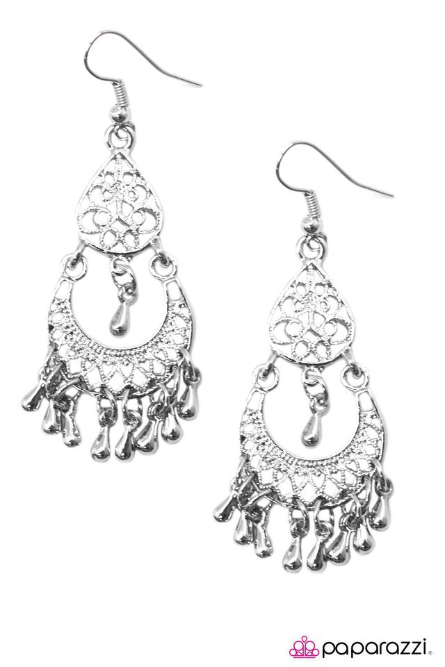 Paparazzi ♥ Metallic Maven - Silver ♥ Earrings