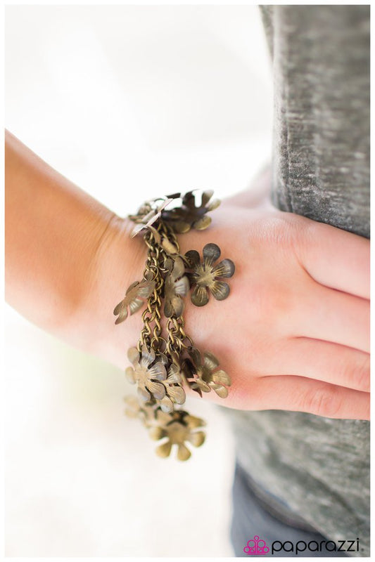 please-dont-eat-the-daisies-p9wh-brxx-026xx