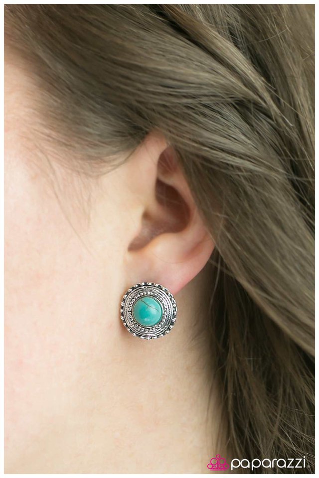 girl-in-a-country-song-p5po-blxx-033xx