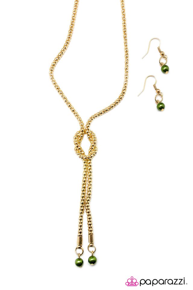 Paparazzi ♥ Thrown For A Loop - Green ♥ Necklace