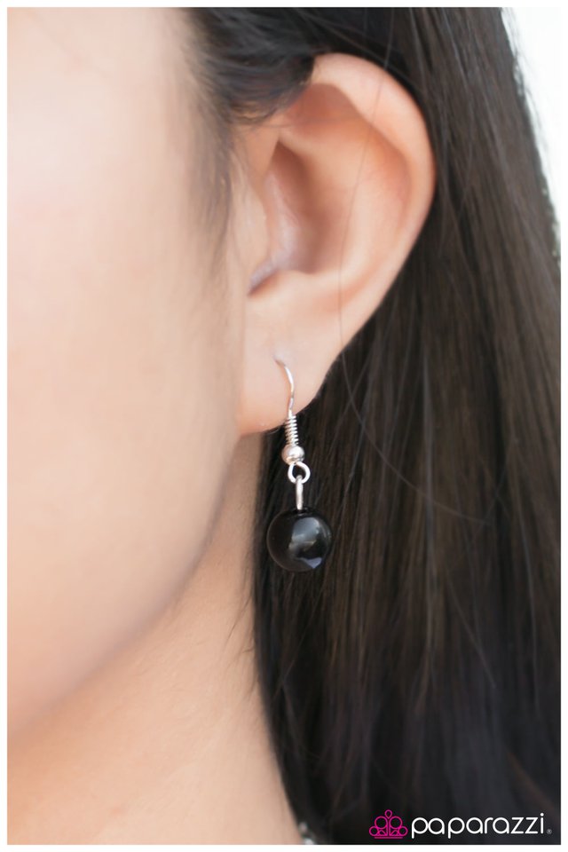 Paparazzi ♥ Go Down In History - Black ♥ Necklace