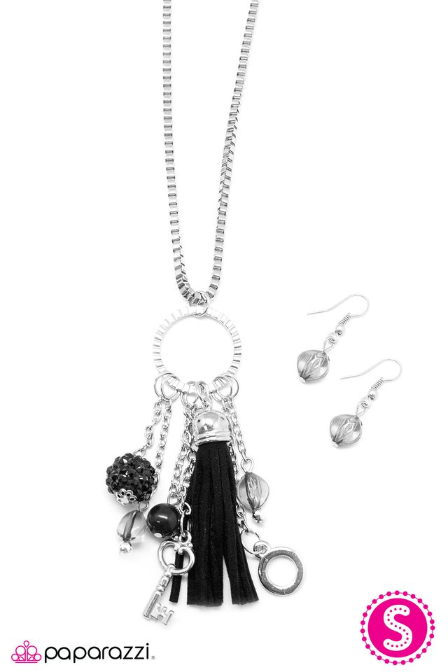 Paparazzi ♥ On The Outskirts - Black ♥ Necklace