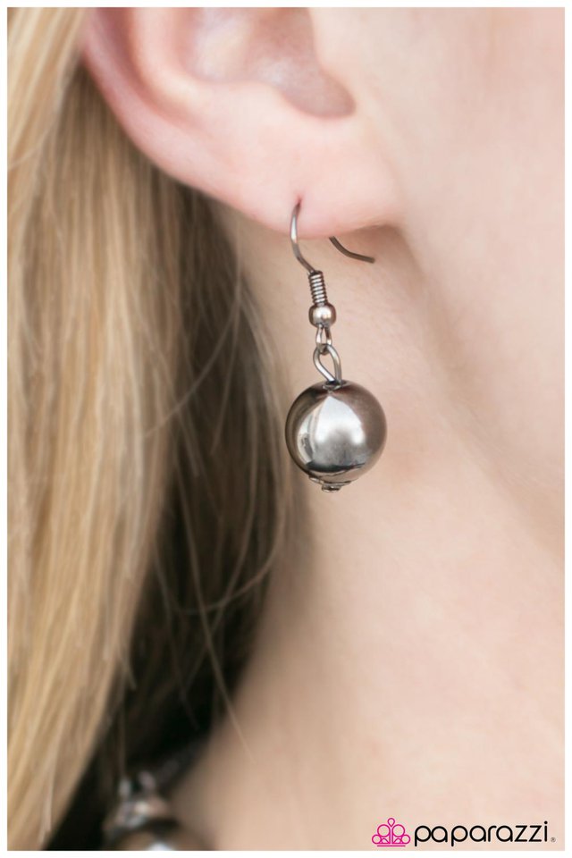 Paparazzi ♥ Nowhere I Would Rather Be - Black ♥ Necklace