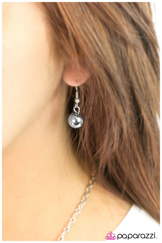 Paparazzi ♥ Daringly Debonair - Silver ♥ Necklace