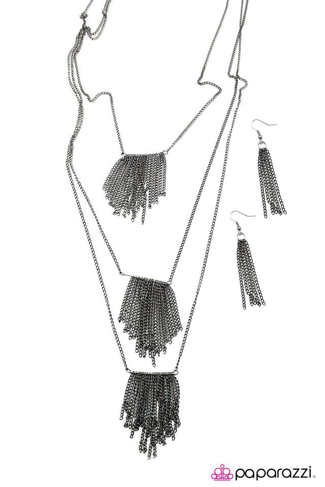 Paparazzi ♥ Everything Falls Into Place - Black ♥ Necklace
