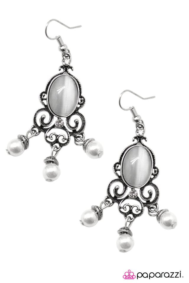 Paparazzi ♥ Go Out In Style - White ♥ Earrings