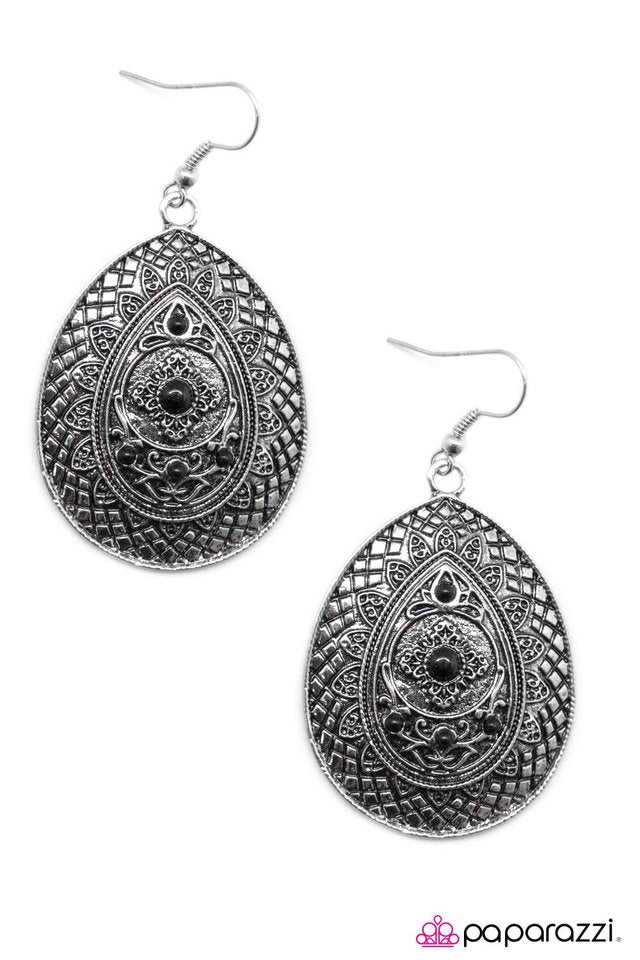 Paparazzi ♥ A Drop In The Bucket - Black ♥ Earrings