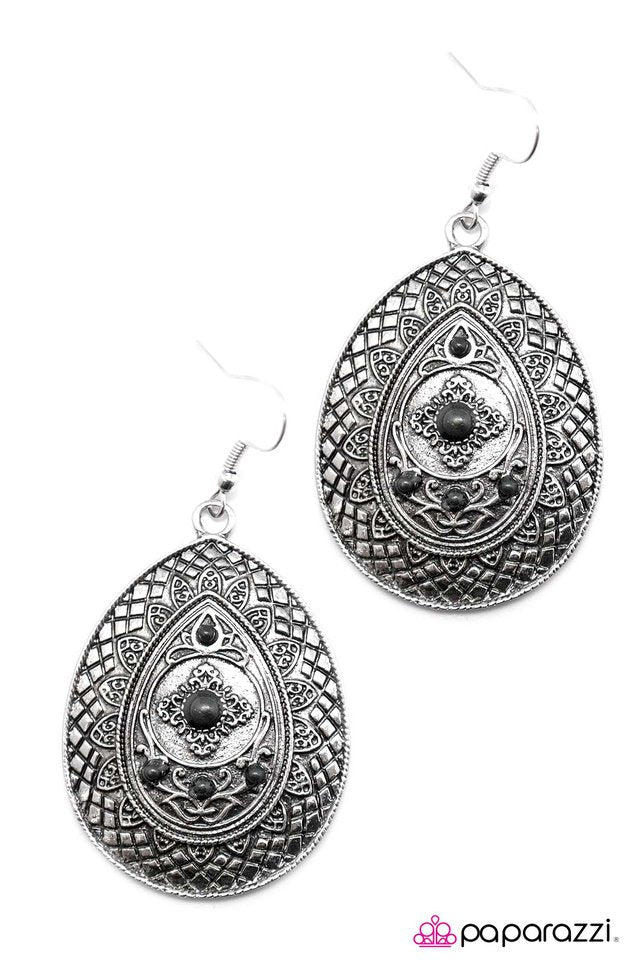 Paparazzi ♥ A Drop In The Bucket - Silver ♥ Earrings