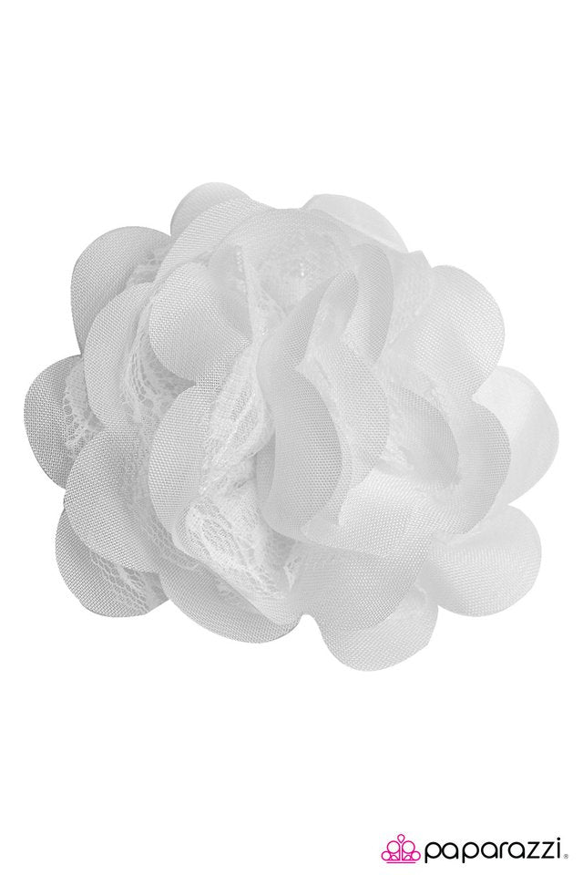 Paparazzi ♥ Setting the Tone - White ♥ Hair Clip
