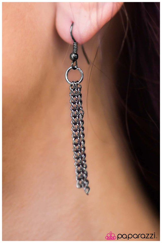 Paparazzi ♥ Top Of The Chain - Black ♥ Necklace