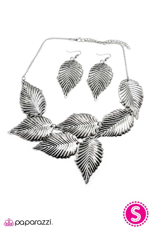 Paparazzi ♥ I Cant BeLEAF My Eyes - Silver ♥ Necklace