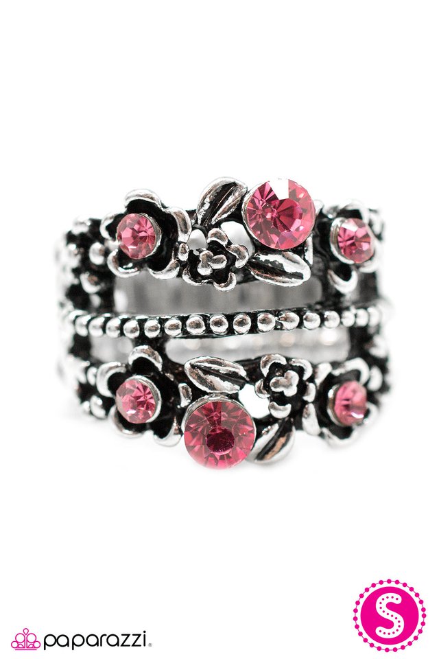 Paparazzi ♥ Flowers In the Attic - Pink ♥ Ring