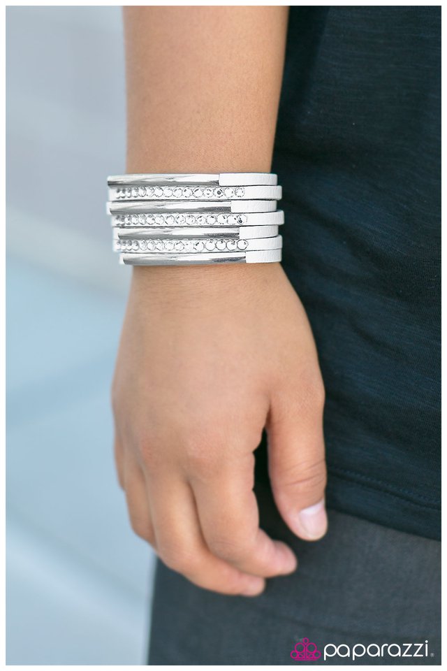 exit-stage-left-white-p9re-urwt-028xx